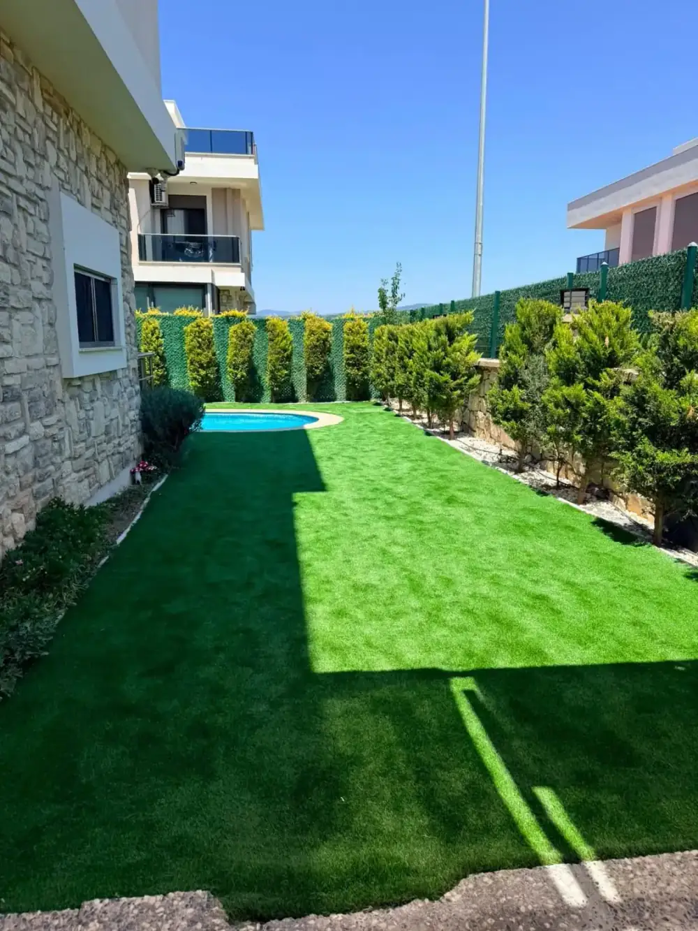 Havuzlu müstakil ev bahçesinde çim uygulaması