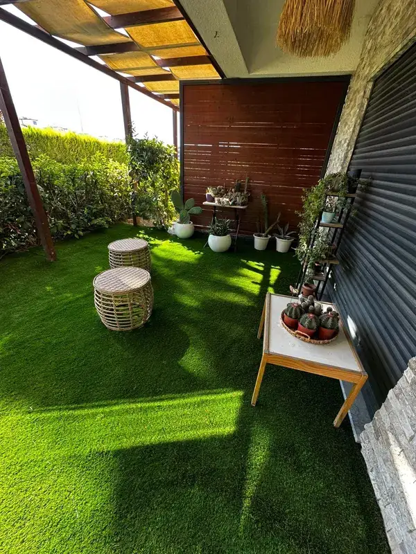 Pergola altında çim teras